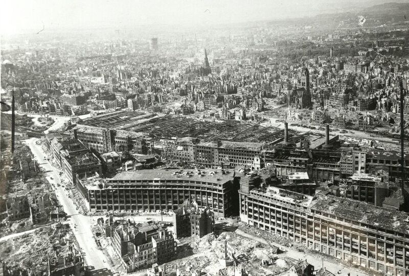 Luftaufnahme der Zerstörungen des Werks Vahrenwald März 1945. (Continental AG)