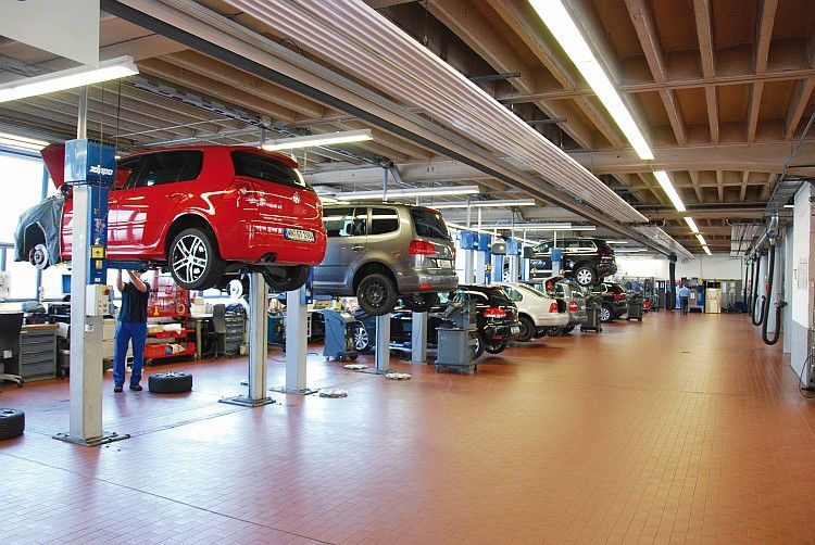 Viel Spaß beim Rangieren: Die langgestreckte Werkstatt im Hauptgebäude verfügt nur über ein einziges Tor. (Foto: Rosenow)