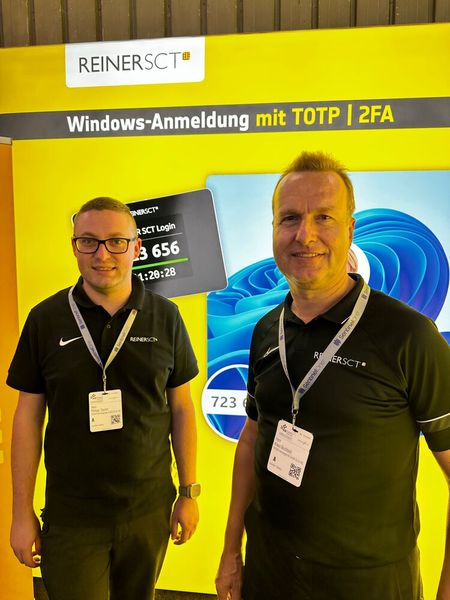 Philipp Sauter mit Klaus Bechtold (r., Reiner SCT), für den es die letzte it-sa war. (Bild: Vogel IT-MEDIEN)