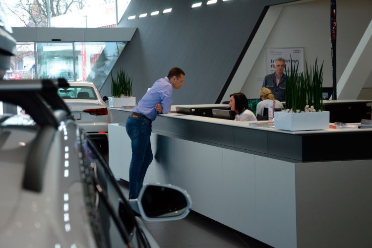 Kunden finden schnell Hilfe am Infotresen. (Foto: Achter)