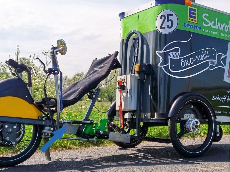 Das Lastenfahrrad ist mit Elektroantrieb und hydraulischem Bremszylinder (Pfeil) ausgestattet. (ACE Stoßdämpfer)