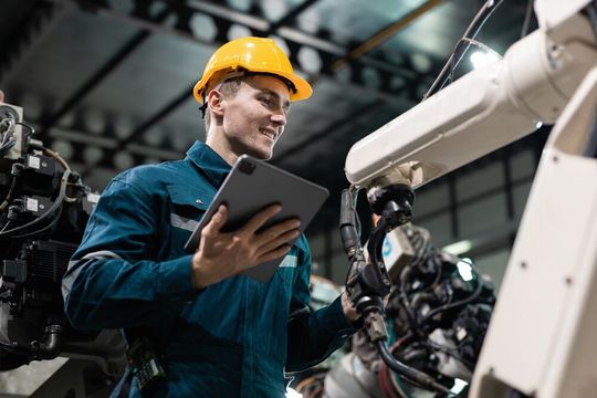 Retrofits lassen sich über konkrete Effekte wie höhere Anlagenverfügbarkeit gezielt verkaufen. (Bild: ©  eakgrungenerd - stock.adobe.com)