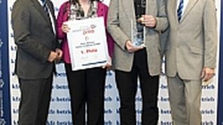 Bundesinnungsmeister Wilhelm Hülsdonk (links) und Wolfgang Michel (rechts), Chefredakteur »kfz-betrieb«, beglückwünschen Thomas Ertner und Nicole Heuschert von Autoprofi Ertner. (Katrin Heyer)