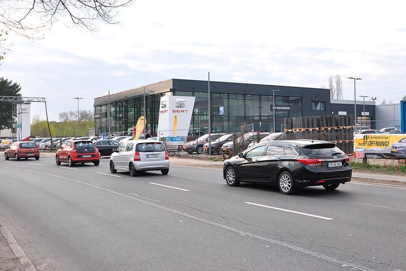 Was dann sicher auch von den vorbeifahrenden Autofahrern registriert wurde. Das Autohaus liegt an einer stark befahrenen Straße. (Foto: Grimm)