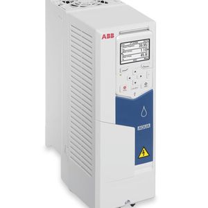 Bild eines Frequenz­umrichters ACQ580. Der MWA sind am ACQ580 neben der Pumpenreinigungsfunktion noch weitere Funktionen wichtig. (Bild:  ABB)