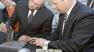 Prof. Dr. Winterkorn prüft in Wolfsburg ein mit dem metallischen 3-D-Drucker hergestelltes Bauteil. (Foto: Volkswagen)