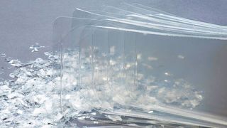 Hier sehen wir eine Mehrschichtverpackungsfolie, die auf den Thermoplasten Polyethylen (PE) und Polyethylenterephthalat (PET) basiert. So ein Verbund war bisher kaum zu recyceln. Mit dem richtigen Kaschierklebstoff und dem Know-how von Partnern geht`s offensichtlich doch. (Bild: BASF)