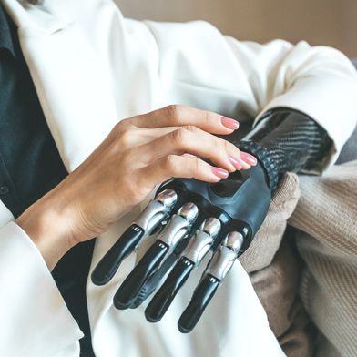 Robotische und prothetische Hände gehören zu den technisch anspruchsvollsten Komponenten moderner Robotik- und Automationslösungen.  (Bild: © franz12 – stock.adobe.com)