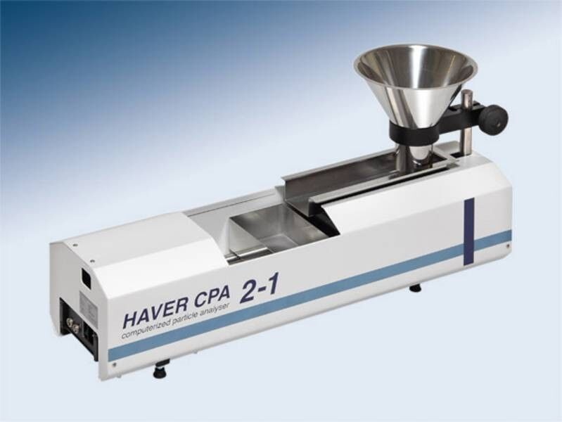 Das Haver-CPA 2-1-Laborgerät dient der photooptischen Analyse der Größe und Form von trockenen, nicht agglomerierenden Schüttgutpartikeln im Messbereich bis 25 mm. (Bild: Haver & Boecker)