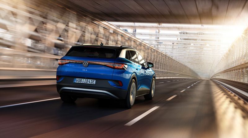 Der ID 4 tritt etwas mutiger auf als der ID 3, wirkt aber ebenso „glatt“ wie das kleinere Modell. (Bild: Volkswagen )