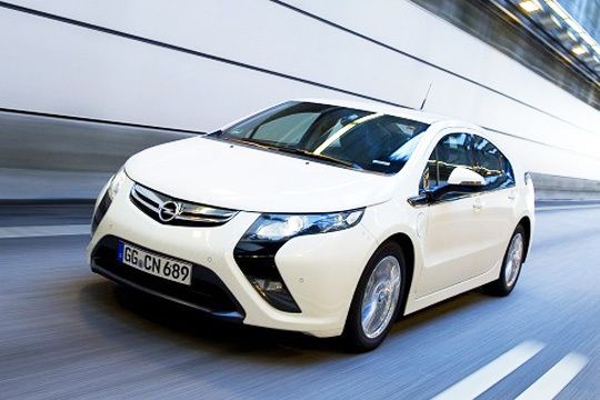 Award für den Ampera: Bei Opel feiert man in Genf das frisch gekürte „Auto des Jahres 2012“. (Opel)
