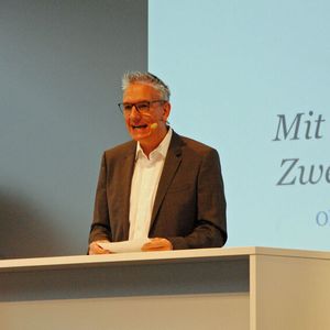 »kfz-betrieb«-Chefredakteur Wolfgang Michel begrüßte die Teilnehmer in Würzburg.(Bild:  Simon – »kfz-betrieb«)