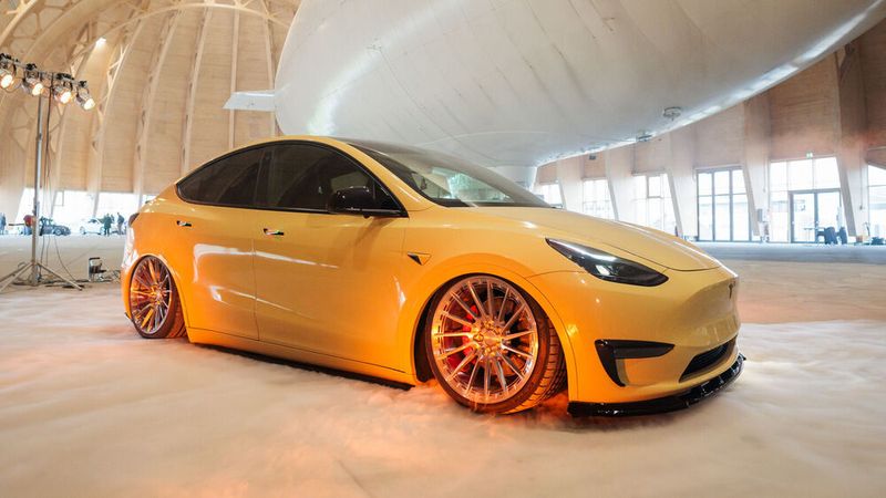 E-Autos werden auf der Essen Motor Show immer präsenter. In diesem Jahr war beispielsweise dieser leistungsstarke Tesla Model Y zu sehen. 534 PS bringt das E-Auto mit Airlift-Performance-3P-Fahrwerk auf die Straße. (Bild: Messe Essen)