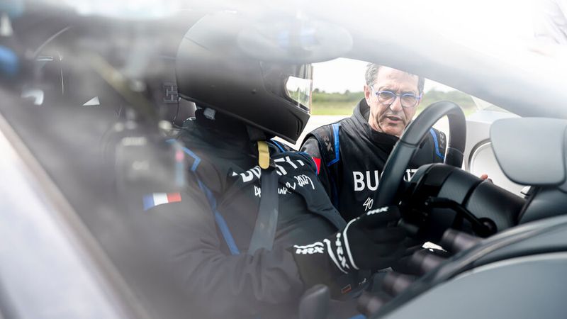 Vor der Fahrt sind jedoch noch ein paar Punkte auf der Checkliste abzuarbeiten. (Bild: Bugatti)