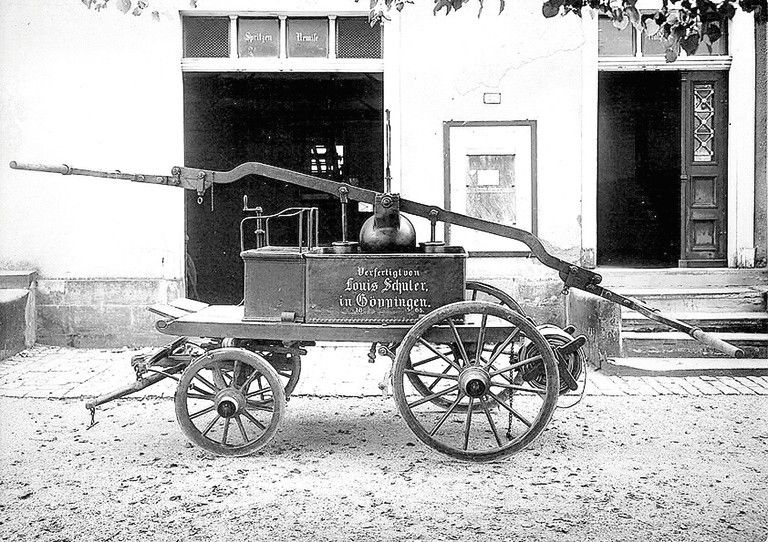 Schuler beginnt mit dem Bau von Blechbearbeitungsmaschinen; ab den 1860er-Jahren baute er auch Feuerspritzen. (Schuler)