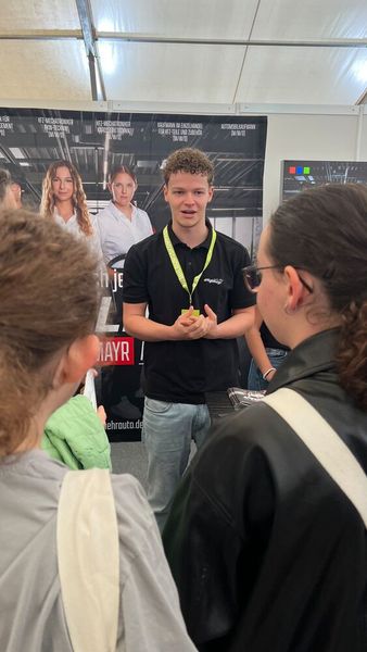 Fabian Regler gibt zwei Besucherinnen Einblicke in seinen Ausbildungsalltag. (Bild: Stiglmayr)