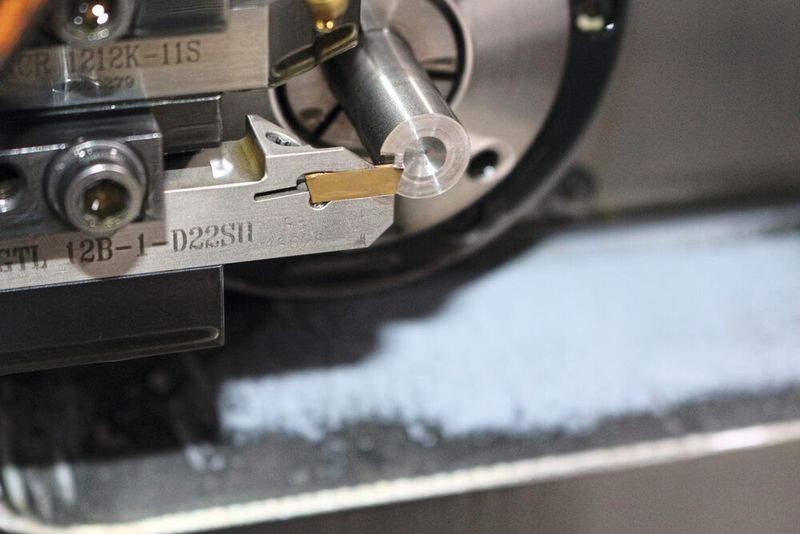 Bei der Fertigung von Buchsen aus Edelstahl setzt Martin Präzisionstechnik seit Anfang des Jahres auf die nur einen Millimeter breiten Schneideinsätze aus Iscarss Do-Grip-Linie.(Bild:  Iscar)