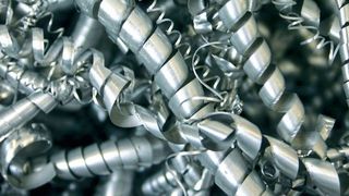 Industrieabfälle wie etwa Metallspäne lassen sich gewinnbringend recyceln, benötigen unzerkleinert jedoch viel Platz im Betrieb. (Erdwich)