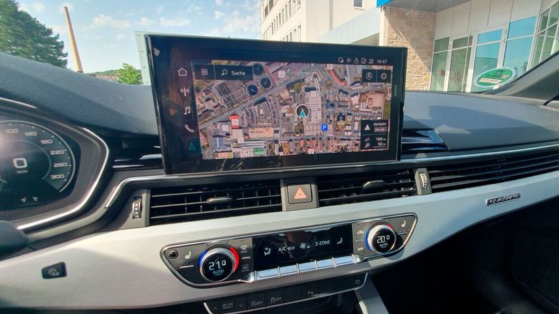 7. Die Bedienung: Die Bedienung zählt zu den großen Veränderungen, die Audi dem A5 Sportback bei seiner letzten nennenswerten Überarbeitung im Jahr 2020 gegönnt hatte. Der Dreh/Drückschalter ist verschwunden, jetzt wird alles über den gut zehn Zoll großen, zentralen Touchscreen gesteuert. Größere Rätsel gibt die Bedienung nicht auf, vor allem, wenn man schon einmal in einem Audi saß. Begrüßenswert ist, dass es im Fahrzeug noch einige Drehschalter und Tasten gibt, beispielweise, um die Klimatisierung zu regeln. (Bild: Mauritz – VCG)