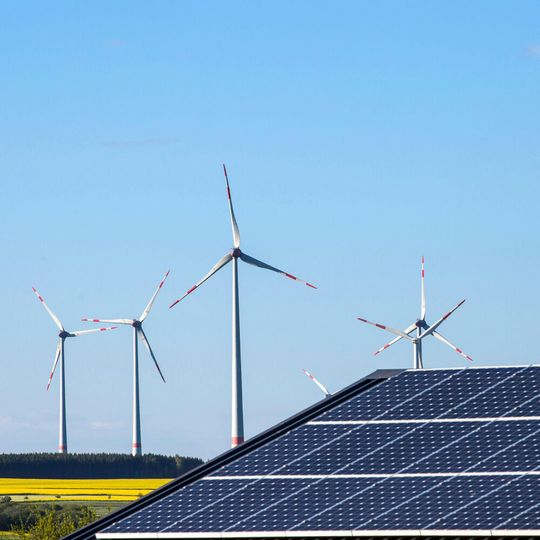 Wind- und Sonnenkraft: nachhaltige Energiequellen, die zur Energiewende beitragen. Wind- und Sonnenkraft: nachhaltige Energiequellen, die zur Energiewende beitragen.