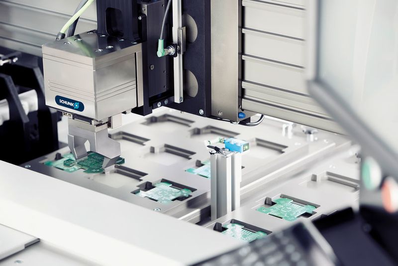 Beim Smart Gripping erkennt der Schunk EGL Parallelgreifer im inneren Regelkreis ein defektes Bauteil direkt beim Greifen. Die Information über den Fehler wird über die Profinet-Schnittstelle unmittelbar an die Maschinensteuerung weitergeleitet und das Teil automatisch in eine NIO-Box ausgeschleust. Parallel dazu werden die wesentlichen Daten und Informationen eines jeden Greifvorgangs in der Cloud abgelegt.  (Schunk)
