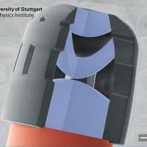 Komplexe Triplett-Linse, hergestellt durch Femtosekunden-3D-Druck auf einer Monomoden-Glasfaser.