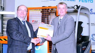 Michael Quest, Leiter der Still Niederlassungen Bielefeld und Hannover (r.) übergibt den neuen Gegengewichtsstapler RX 20-15 an Prof. Dr.-Ing. Ralf Hörstmeier (l.) vom Fachbereich Ingenieur-wissenschaften und Mathematik der Fachhochschule Bielefeld. (Bild: Still)