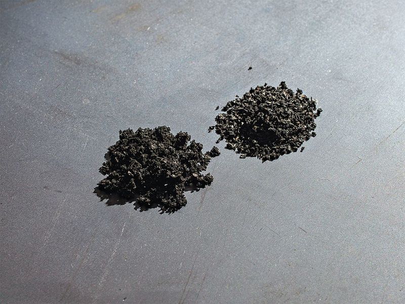 Gummi aus recycelten Altreifen kann aktuell nur begrenzt eingesetzt, da sonst die Qualität und Leistung der neuen Reifen leiden würde. Evonik arbeitet an einem Ansatz, der bis viermal mehr Recyclinggummie in Neureifen ermöglichen könnte. (Bild: Evonik Industries AG)