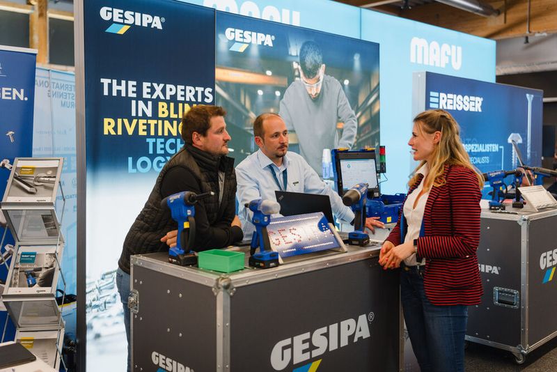 Gesipa informierte die Fachbesucher rund um das Thema Blindniettechnik. (Bild: Tino Boecher)