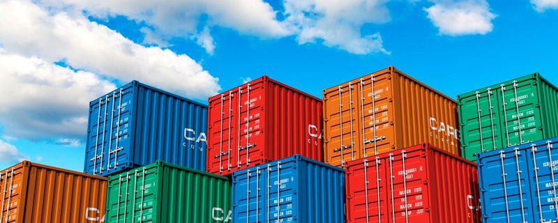 Wartestellung: Container warten darauf, auf ein Schiff verladen zu werden. Nach einem unerwartet starken Export im ersten Halbjahr hat sich das Wachstum des Außenhandels zuletzt abgeschwächt. Sorgen machen Experten die sinkenden Importe – sie deuten auf anhaltenden Materialmangel hin.(Bild:  gemeinfrei /  Pixabay)