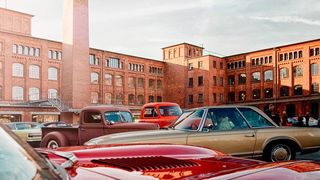 In einer ehemaligen Landmaschinenfabrik aus dem Jahr 1910 ist der Oldtimer-Treffpunkt im Frankfurter Osten untergebracht. (Klassikstadt Frankfurt)