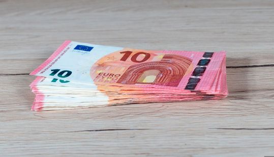 Nach monatelangem Tarifkonflikt steigen die Löhne für rund 2.300 Beschäftigte der Ernährungswirtschaft in Sachsen-Anhalt schrittweise. Bis 2032 sollen bestehende Unterschiede zum Westniveau weitgehend oder vollständig abgebaut werden.(Bild:  frei lizenziert /  Pixabay)