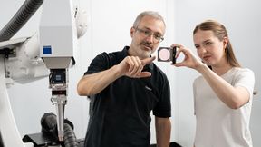 Die neue Roboter-Laserschweißzelle Trulaser Weld 3000 von Trumpf wird Teil des Präsentationsspektrums auf der Euroblech 2026 sein. Sie hat eine Laserleistung von drei oder vier Kilowatt, was sie etwa für den Geräte- und Anlagenbau prädestiniert.  (Bild: Trumpf)