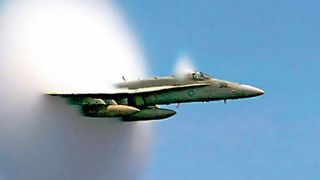 Heutzutage ist ein Überschallflug in einigen Kreisen eher normal. So wie bei diesem US-Militärflug mit einem Jagdbomber F/A-18 Hornet. (gemeinfrei (Ensign John Gay, U.S. Navy/wikipedia commons))