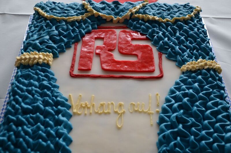 „Vorhang auf“ hieß es nicht nur auf der Torte, die RS anlässlich der feierlichen Büroeröffnung anschnitt. (RS Components)