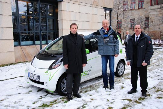 Jens Peter (li.) und Peter Syrovatka (re.) von Mitsubishi Deutschland übergeben Jürgen Bönninger vom FSD (Mitte) einen der ersten I-Miev. (Archiv: Vogel Business Media)
