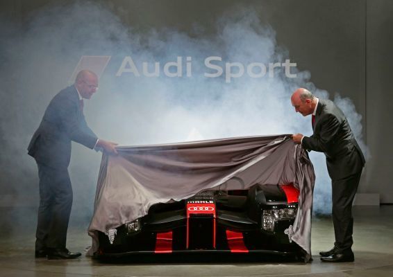 Audi-Sportchef Dr. Ullrich (rechts) enthüllt den neuen Audi R18 2016 (Bild: Audi)