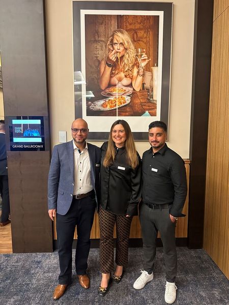 Während Barbara im Hintergrund das Leben genießt, freut sich Aline Gauthier (Samsung), den Kiri Kiutsukis (l., api) und Sherwin Rahmani-Tehrani (Maxcom) mal wieder live zu sehen. (Bild: Vogel IT-Medien GmbH)