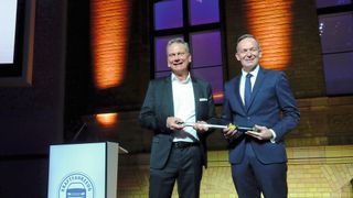 Präsident Arne Joswig (l.) übergibt Bundesverkehrsminister Dr. Volker Wissing den Drehmomentschlüssel mit einer Gravur des Kfz-Gewerbes. (Bild: Zietz - VCG)