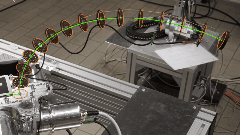 Das Forschungsteam an der TU München misst und regelt die Sehnenkräfte an dem Roboter. Das Ziel des Forschungsprojekts sind neuartige Regelungskonzepte.  (Bild:  TU München)
