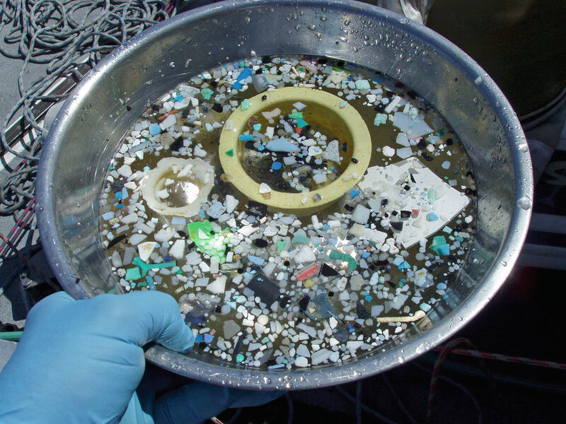 Déchets plastiques recueillis en mer par le navigateur Charles Moore, qui a découvert le «continent» de plastique en 1997. (CAMRI)