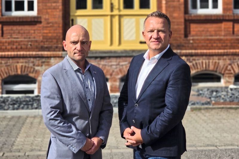 Die Geschäftsführer von MTM Power, Florian Greiner-Matzen Sohn (links) und Anselm Hugle, vor dem historischen Stammhaus des Unternehmens. Die Unternehmensspitze verbindet den Traditionsstandort in Thüringen mit einer international ausgerichteten Fertigungs- und Entwicklungsstrategie für anspruchsvolle Nischenmärkte im Bereich der Stromversorgung.(Bild:  MTM Power)