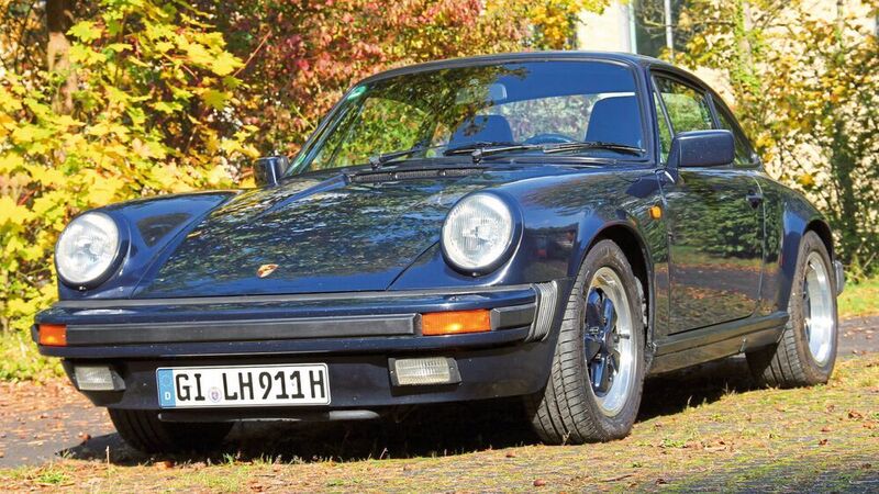 1. Preis: Erstaunliche 16 Jahre lang baute Porsche die G-Modelle des legendären 911er. Dieses Exemplar rollte erst 1987 vom Band und gilt damit als später Vertreter dieser enorm ausgereiften, faszinierenden Modelle. Alles passt bei ihm: Mit erst 79.028 Kilometern auf dem Zähler befindet er sich in einem fantastisch originalen Zustand – er besitzt den Charakter eines Jahreswagens! 206 PS aus 3125 ccm reichten für locker 240 km/h. Dazu kommt die elegante Farbkombination aus dunkelblauem Lack und Leder in gleichem Ton. Das Fahrzeug befand sich zuletzt in der Hand des ehemaligen Piloten Ulrich Jöckel, der es spendete. (Lebenshilfe Gießen)