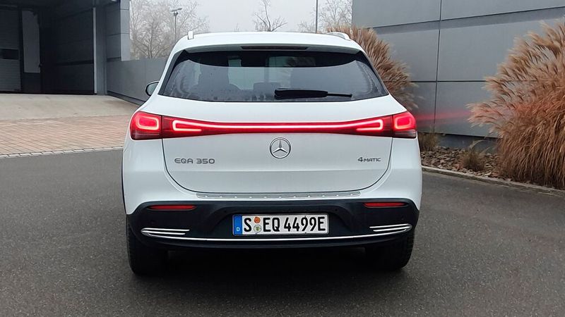 Das Heck ziert wie bei vielen modernen Autos ein durchgehendes Lichtband. Man darf auf die Ersatzteilpreise dieser Leuchtmodule gespannt sein. (Bild: Rosenow – »kfz-betrieb«)