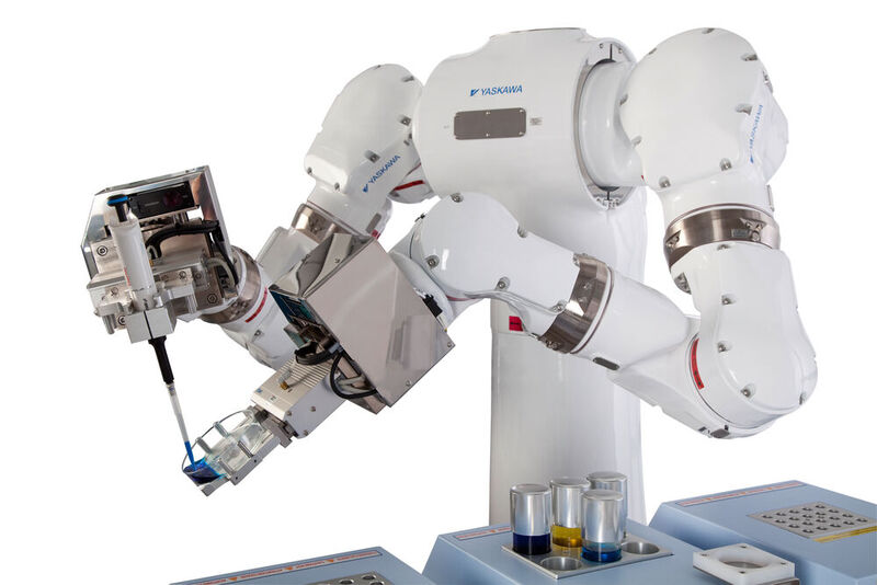Ein speziell für die Laborautomatisierung entwickelter Roboter ist der Dual-Arm-Roboter Motoman CSDA10F von Yaskawa. 