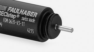 Auf einer Länge von 9,7 mm und 6 mm Durchmesser finden bei den neune Schrittmotoren alle Komponenten und Anschlüsse Platz. (Bild: Faulhaber)