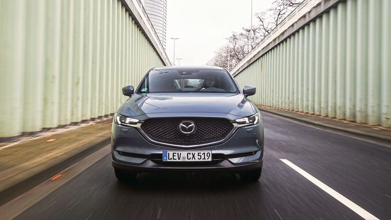 Charakteristisch ist die dreidimensionale Frontgestaltung mit serienmäßigen LED-Scheinwerfern. (Bild: Mazda)
