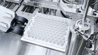 Füllvorgang mit einer Schlauchpumpe. (Bild: stefankiefer.com/Steriline)