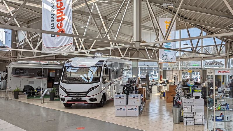 Die Wohnmobile werden im Hauptbetrieb von Hoppmann ansprechend präsentiert.(Bild:  Hoppmann)