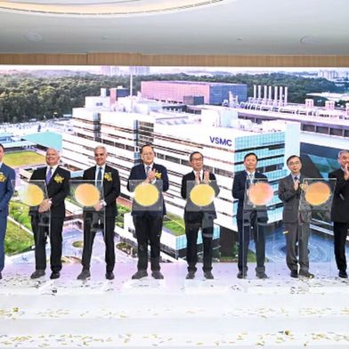 Führende Vertreter der Regierung von Singaput, Vanguard International Semiconductor und NXP bei der Eröffnung der im Joint Venture betriebenen VSMC-Fab in Singapur. (Bild: NXP)
